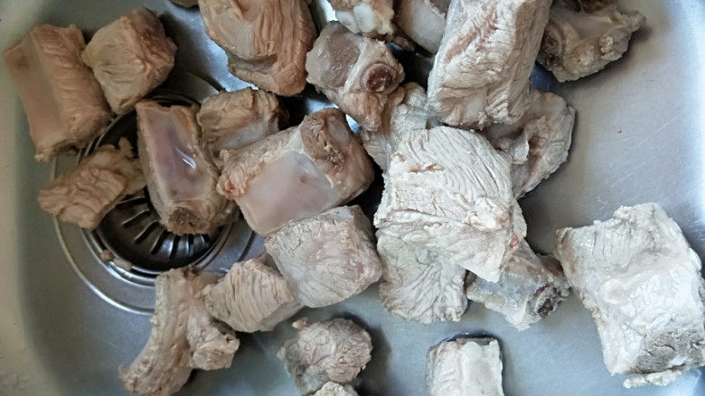 红烧排骨,在洗掉多余的血沫放入盆中备用。