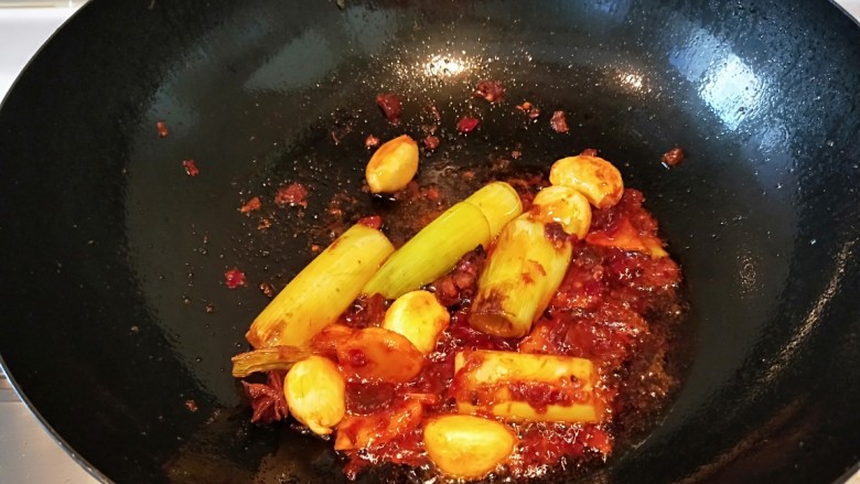红烧排骨,炒出红油出来在倒入排骨。