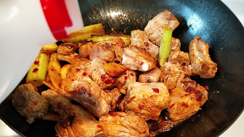 红烧排骨,倒入<a style='color:red;display:inline-block;' href='/shicai/ 718'>料酒</a>。