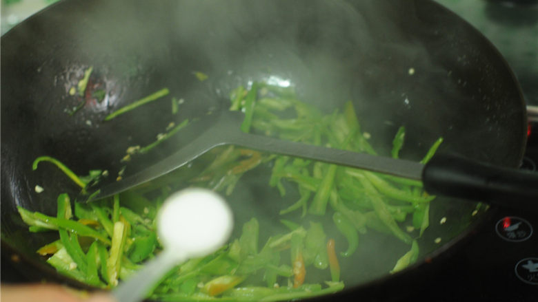 青椒肉丝,撒入少许盐,让青椒更入味,熟的也更快