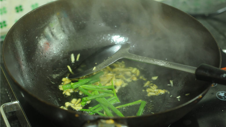 葱香鲈鱼,油锅烧热,放入姜片炒出香味后,撒入葱段