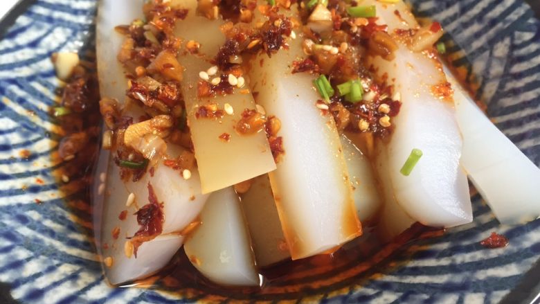 百吃不厌的凉拌凉粉,酱汁加入凉粉上,你也可以撒上花生碎或者黄豆碎