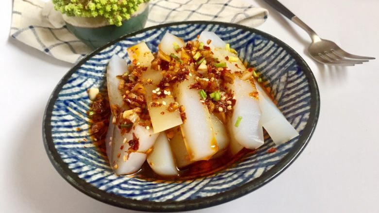 百吃不厌的凉拌凉粉,上桌,很快就扫光啦~~~