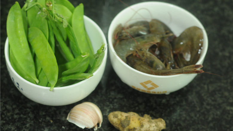 麦豆炒虾仁,食材准备好