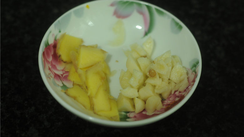 麦豆炒虾仁,将切片,蒜剁成蓉