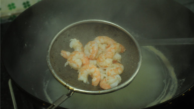 麦豆炒虾仁,汆烫好后捞出来沥干