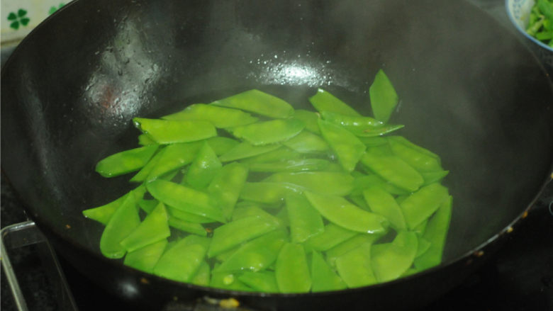 麦豆炒虾仁,烧开一锅水,将麦豆汆烫好