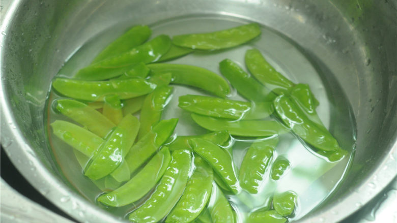 麦豆炒虾仁,<a style='color:red;display:inline-block;' href='/shicai/ 3540'>麦豆</a>剥去经脉,洗干净