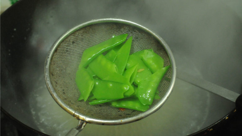 麦豆炒虾仁,捞出沥干水