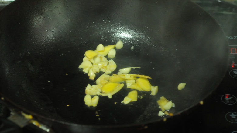 麦豆炒虾仁,炒香蒜末