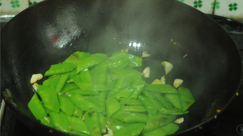 麦豆炒虾仁,汆烫好的麦豆倒入锅里