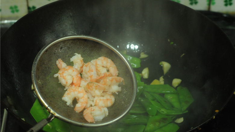 麦豆炒虾仁,加入虾仁,翻炒几下