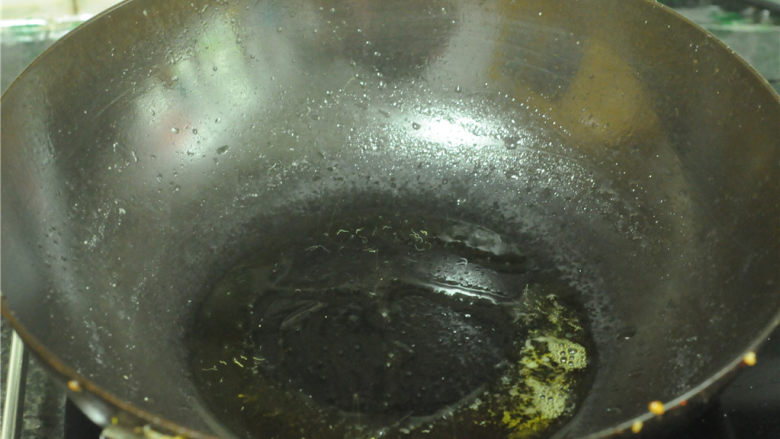 麦豆炒虾仁,另起锅,将油烧热
