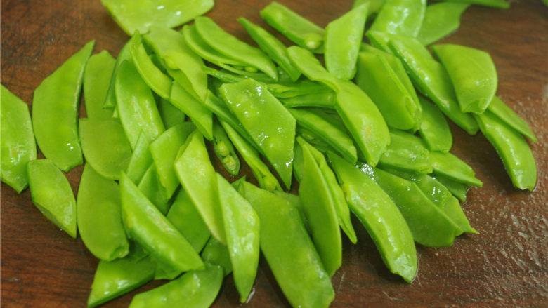 麦豆炒虾仁,一块切成两个斜片