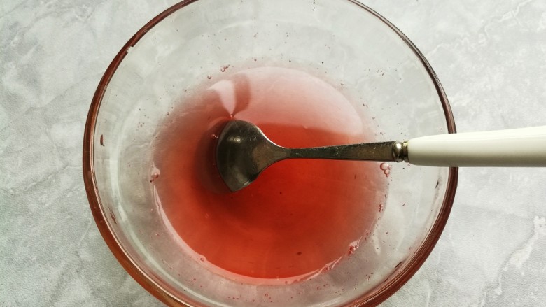 蜂蜜糖汁糍粑,80克的温水加入一点点红曲粉搅匀,就象牙签在红曲粉中挑一下沾入温水中即可。