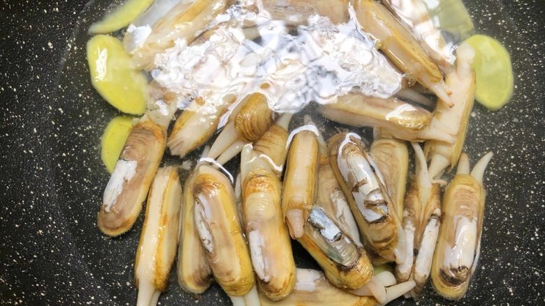 老蛏豆腐,锅洗净,倒入一碗水,放入姜片,大火烧开,放入老蛏煮至开口就可以了,把<a style='color:red;display:inline-block;' href='/shicai/ 2800'>生姜</a>丢掉,煮蛏的水不要倒掉,留起来有用
