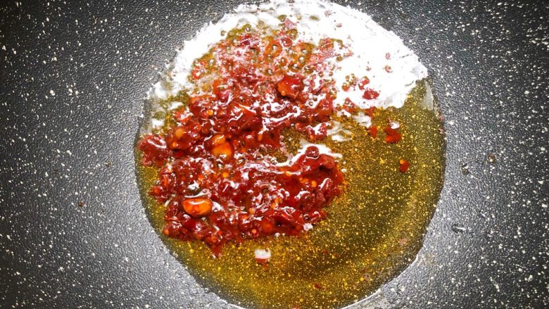 老蛏豆腐,热锅热油,放入豆瓣酱小火炒出红油