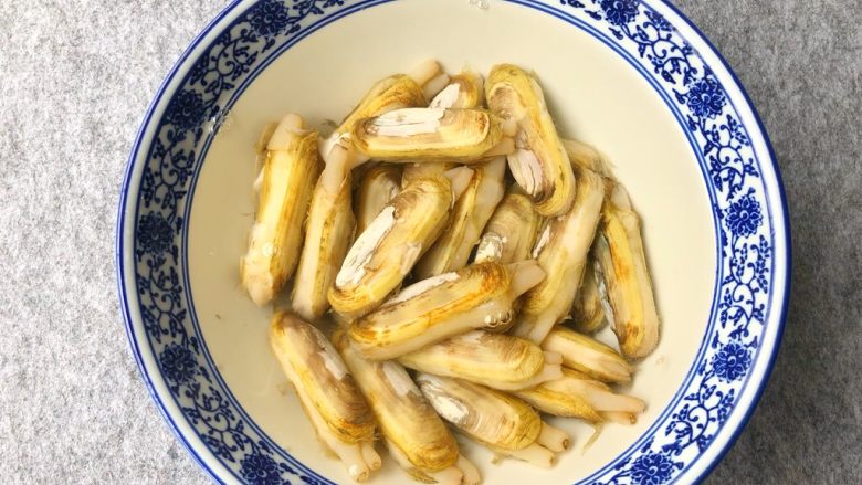 老蛏豆腐,老蛏洗干净,放入一勺盐,用清水浸泡半个小时
