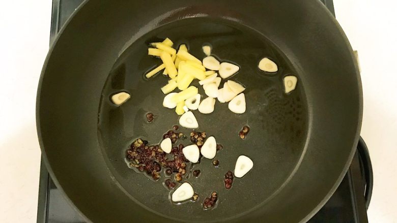 菌类料理+白玉菇烧香卤鹌鹑蛋,加入蒜片和姜丝,炒出香味