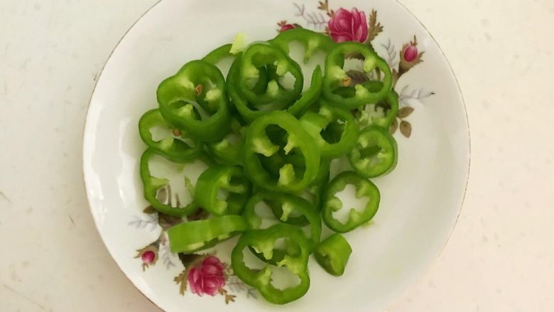 菌类料理＋白玉菇烧香卤鹌鹑蛋,辣椒切成圈