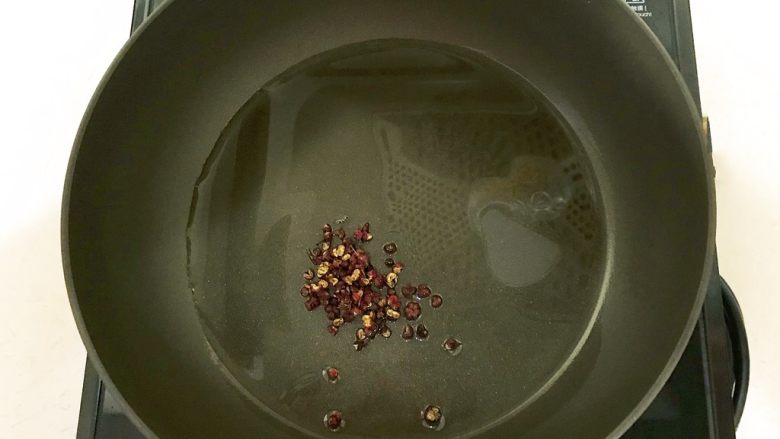 菌类料理+白玉菇烧香卤鹌鹑蛋,炒锅加入大豆色拉油烧热后加入花椒粒,炒出香味