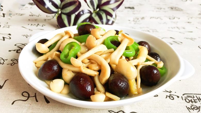 菌类料理+白玉菇烧香卤鹌鹑蛋,白玉菇烧香卤鹌鹑蛋口感独特,营养丰富~