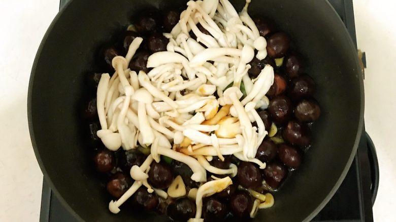 菌类料理+白玉菇烧香卤鹌鹑蛋,加入白玉菇