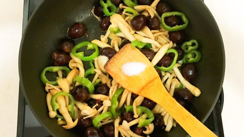 菌类料理+白玉菇烧香卤鹌鹑蛋,加入精盐