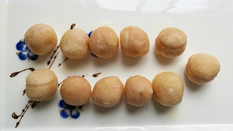 蜂蜜糖汁糍粑,炸好后捞出,盛入盘中。