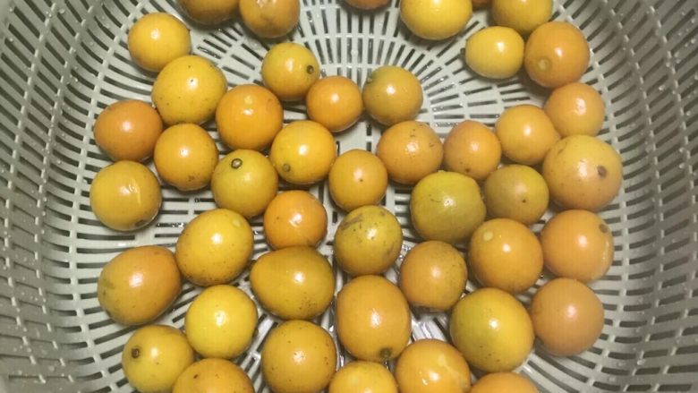 冰糖金桔(化痰效果一级棒),煮好后用冷水冲洗一下