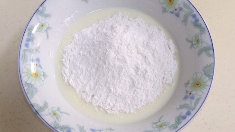 紫薯麻薯夹心软欧,趁面团发酵时,来制作下麻薯。除黄油以外的麻薯材料混合且搅拌均匀。