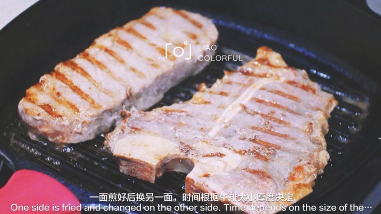 快手煎牛排🥩,我用的铸铁条纹锅，所以不要没事就去翻面，翻来翻去肉上的纹路就会很难看了。毕竟颜值很重要呀，像我们一般吃之前都是要用照相机给食物消毒滴。
煎牛排的时间一般也就几分钟就好了，因为铸铁锅导热很强大的，具体几分钟还是根据牛排大小和厚度来决定。我自己喜欢六分熟的，所以一般也就煎个3分钟左右。