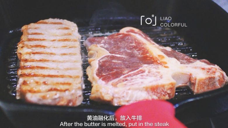快手煎牛排🥩,今天两块牛排不是很大,可以一起煎。所以我先煎的那块西冷,侧边有一条是牛油,我先让它站着煎了一分钟出点油,然后才让它躺下,跟着放入T骨。