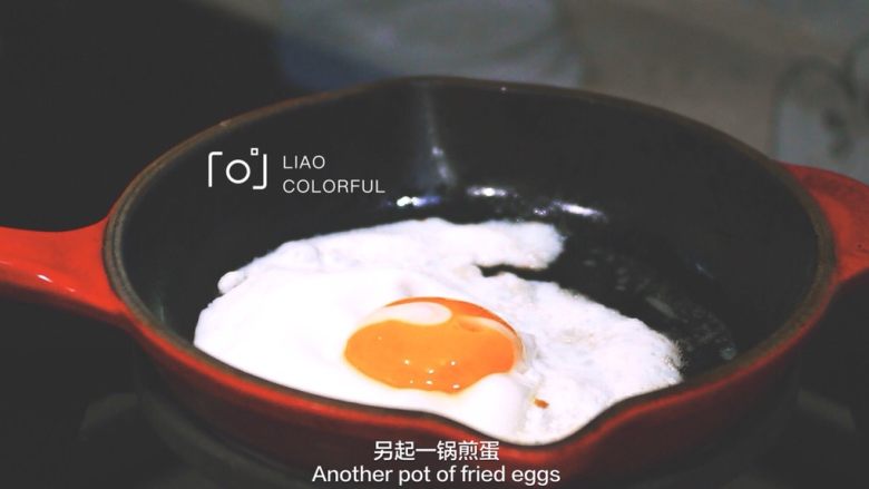 快手煎牛排🥩,光吃牛排肯定没什么意思……所以你还想吃什么就煎起来吧!
煎<a style='color:red;display:inline-block;' href='/shicai/ 9'>鸡蛋</a>之前先热锅,我不喜欢不粘锅,同样是铸铁锅,只有巴掌大专门买来煎蛋的。OK,那么铸铁锅煎<a style='color:red;display:inline-block;' href='/shicai/ 9'>鸡蛋</a>怎么不粘锅?锅热了丢少许黄油,融化后再把<a style='color:red;display:inline-block;' href='/shicai/ 9'>鸡蛋</a>🥚磕开放进去,手势要轻,保持蛋黄和蛋清的最佳形态,你懂滴……😄