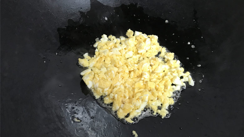 酸黄瓜蛋炒饭,用勺子快速把鸡蛋液划散,稍凝固后盛出。