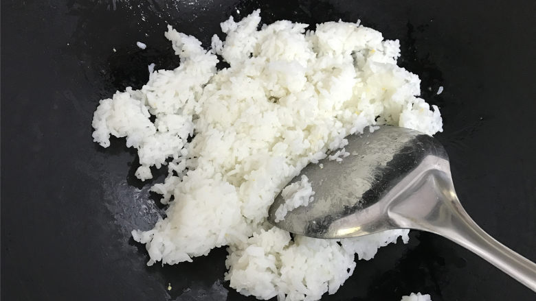 酸黄瓜蛋炒饭,把<a style='color:red;display:inline-block;' href='/shicai/ 507'>米饭</a>倒入锅中,翻炒均匀。