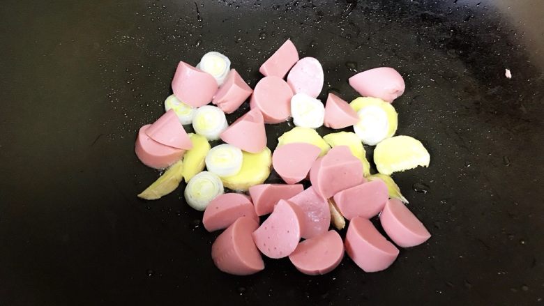 西芹炒火腿,放入火腿肠,一起翻炒