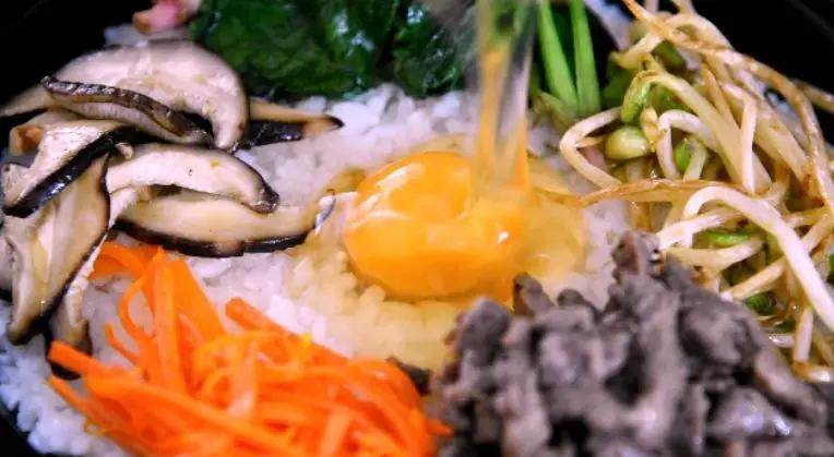 石锅拌饭来袭,做饭其实so easy!,依次将炒好的食材铺上,中间打入一个<a style='color:red;display:inline-block;' href='/shicai/ 9'>鸡蛋</a>