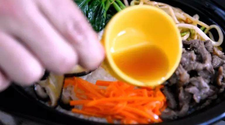 石锅拌饭来袭,做饭其实so easy!,沿锅边淋上适量香油,关盖加热