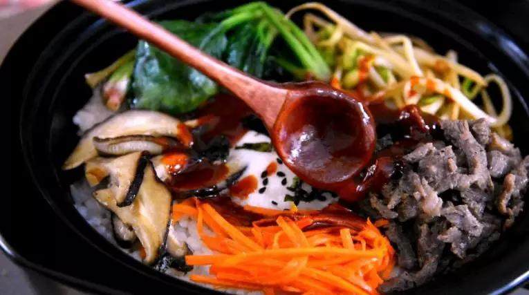 石锅拌饭来袭,做饭其实so easy!,撒上黑芝麻、海苔,拌入拌饭酱即可