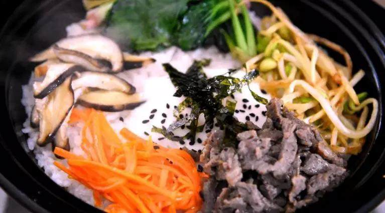 石锅拌饭来袭,做饭其实so easy!,中火加热至蛋白凝固,即可关火