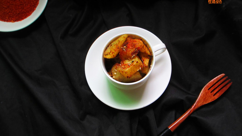 孜然烤薯角,烤箱预热210度,中层烘烤25-30分钟左右(烘烤的时间要根据你制作的量和土豆块的大小进行适当调整)