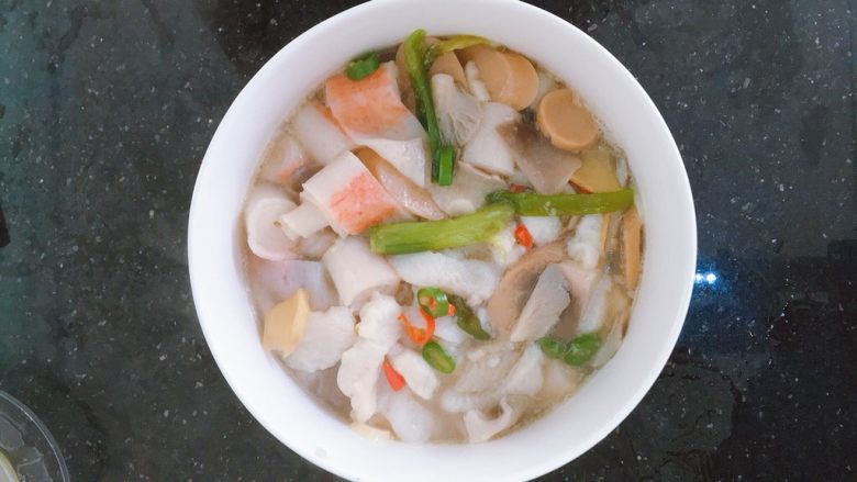藤椒巴沙鱼,倒入容器中,铺上鲜藤椒