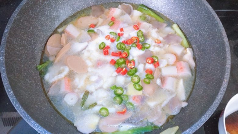 藤椒巴沙鱼,煮至鱼片变色,放入红绿小米椒煮一会