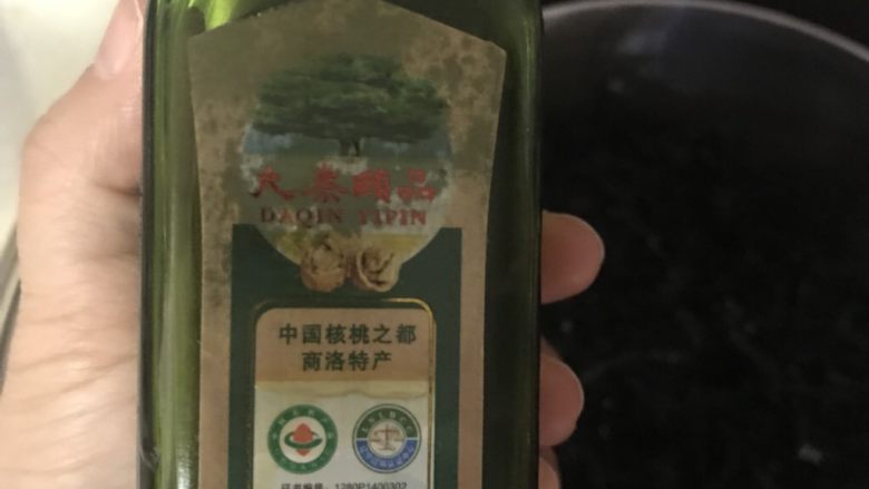 烤紫菜,放入不粘锅中，小火！倒入核桃油少许！