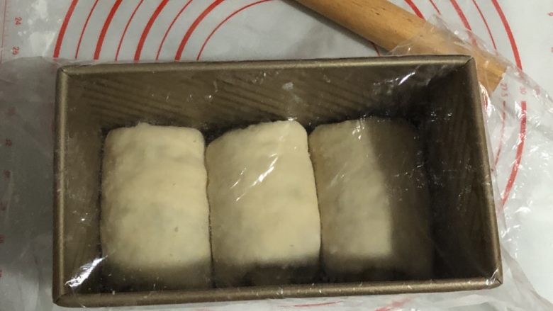 酒渍蔓越莓奶香吐司,先边上后中间,摆放整齐,盖上保鲜膜
发酵,表面可以覆盖湿毛巾
加了好多蔓越莓,发酵会比较漫长,我这个室温23度发了150分钟
着急的话放入烤箱,底层放一烤盘开水,15分钟换一次,可帮助快点发酵
要是有发酵箱就更好啦!温度30度,湿度75度,发酵80分钟左右即可