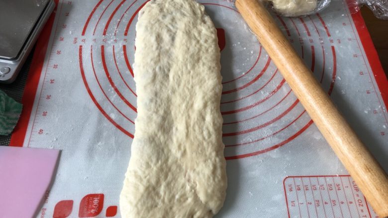 酒渍蔓越莓奶香吐司,擀长,松松卷起