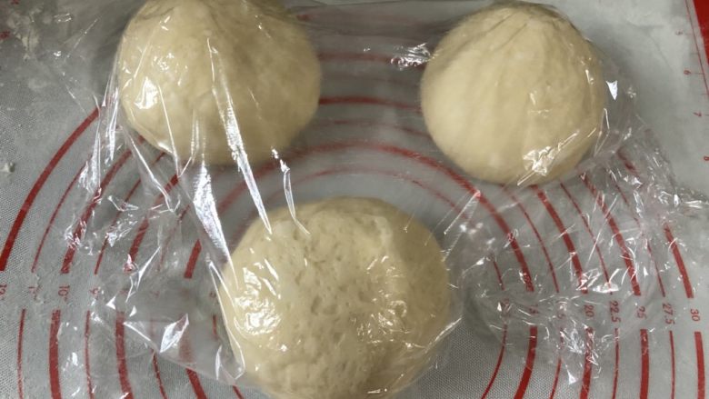 酒渍蔓越莓奶香吐司,轻轻取出,按压排气,分三等份收圆,盖上保鲜膜静置15分钟