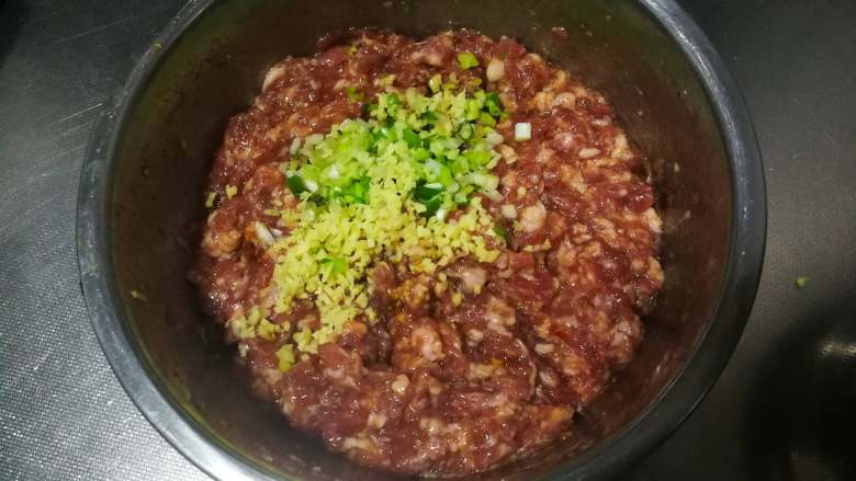 肉龙、懒龙、肉卷,加入姜末、葱末,倒入少量香油继续顺时针搅拌。