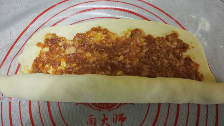 肉龙、懒龙、肉卷,由下至上卷起来。